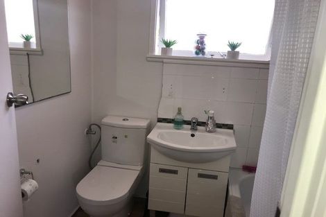 Photo of property in 2/13 Wykeham Place, Glenfield, Auckland, 0629