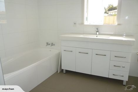 Photo of property in 111 Ennis Avenue, Pakuranga Heights, Auckland, 2010