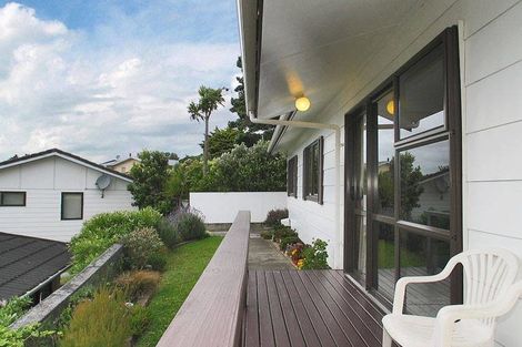 Photo of property in 21b Fernhaven Grove, Newlands, Wellington, 6037