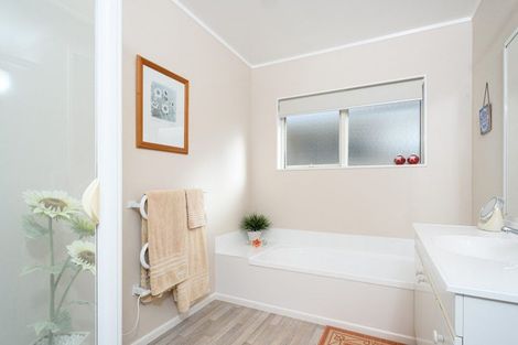 Photo of property in 16 Chalmers Close, Orewa, 0931