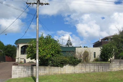 Photo of property in 1 Eastglen Road, Glen Eden, Auckland, 0602