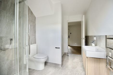 Photo of property in 3/94 Target Road, Totara Vale, Auckland, 0629