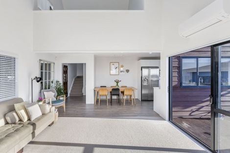 Photo of property in 52 Waiora Road, Stanmore Bay, Whangaparaoa, 0932