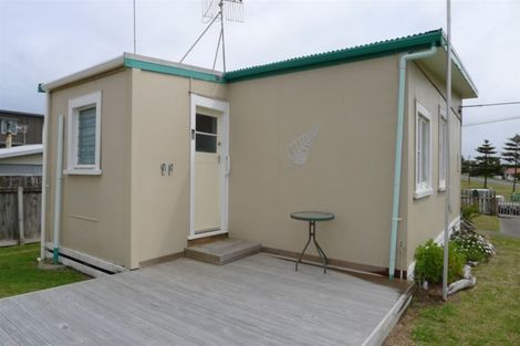 Photo of property in 2 Dawick Street, Foxton Beach, Foxton, 4815