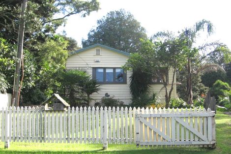 Photo of property in 23 Kauri Point Road, Laingholm, Auckland, 0604