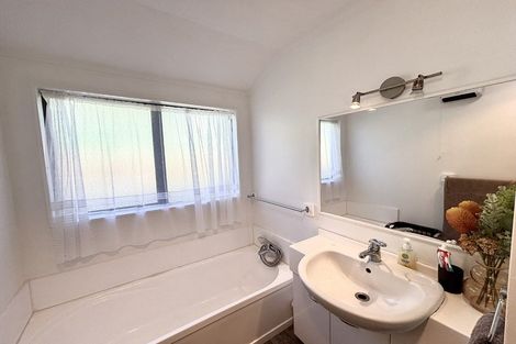 Photo of property in 22 Albatross Close, Whitby, Porirua, 5024