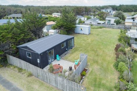 Photo of property in 16 Te Kiri Street, Himatangi Beach, Foxton, 4891