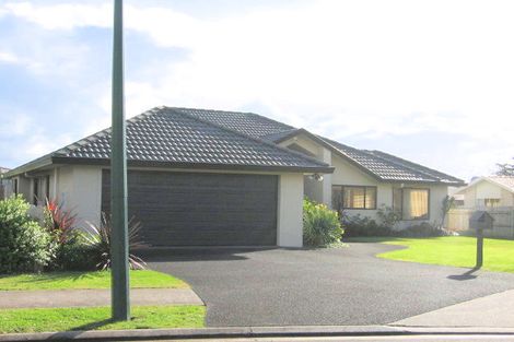 Photo of property in 20 Newry Close, East Tamaki Heights, Auckland, 2016