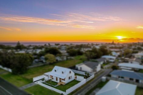 Photo of property in 15 Waitai Street, Castlecliff, Whanganui, 4501