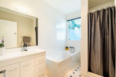 Photo of property in 17 Gladstone Road, Northcote, Auckland, 0627