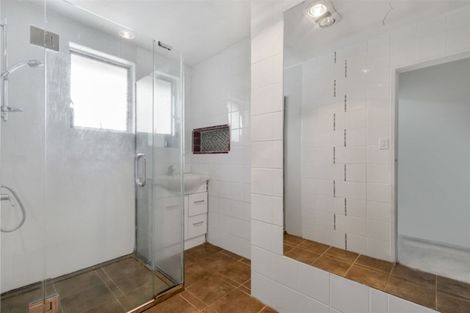 Photo of property in 28 St Catherine Crescent, West Harbour, Auckland, 0618