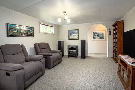 Photo of property in 16 Papawai Road, Greytown, 5712