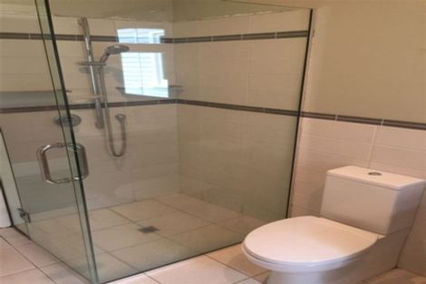 Photo of property in 17 Saint Andrews Square, Strowan, Christchurch, 8052