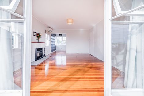 Photo of property in 20 Sylvan Crescent, Te Atatu South, Auckland, 0610