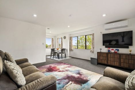 Photo of property in 2/148 Sunset Road, Unsworth Heights, Auckland, 0632