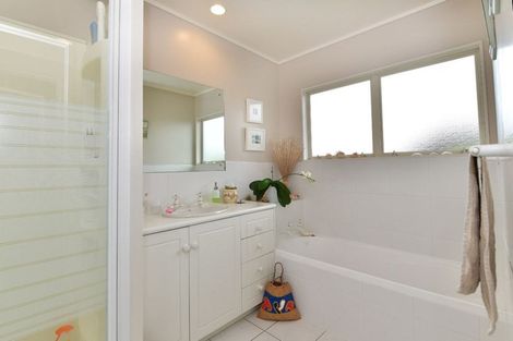 Photo of property in 28 Settlers Grove, Orewa, 0931