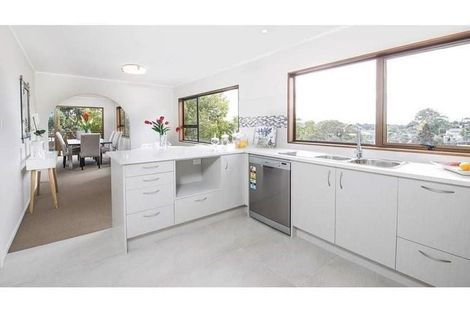 Photo of property in 1 Lynngate Place, Hillcrest, Auckland, 0627