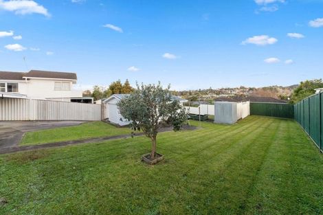Photo of property in 100 Lantana Road, Green Bay, Auckland, 0604