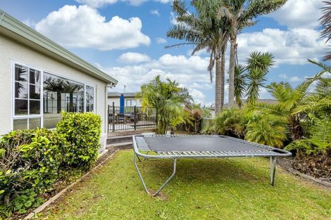 Photo of property in 9 Whiting Grove, West Harbour, Auckland, 0618