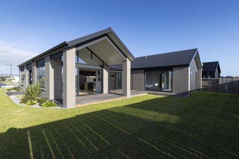 Photo of property in 14 Beveridge Road, One Tree Point, 0118