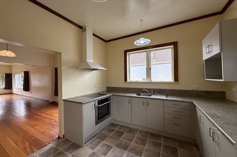 Photo of property in 187 The Parade, Island Bay, Wellington, 6023