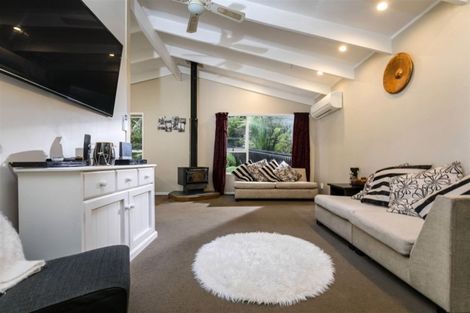 Photo of property in 16 Napuka Road, Henderson Valley, Auckland, 0612