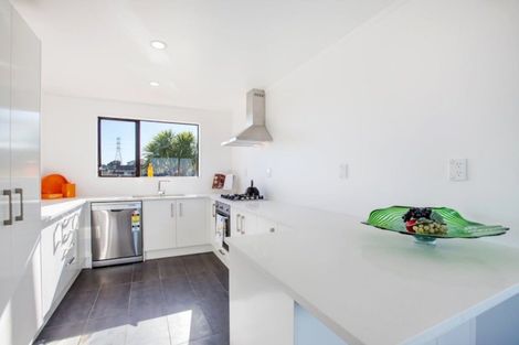 Photo of property in 2/27 Florence Daly Place, Mount Roskill, Auckland, 1041
