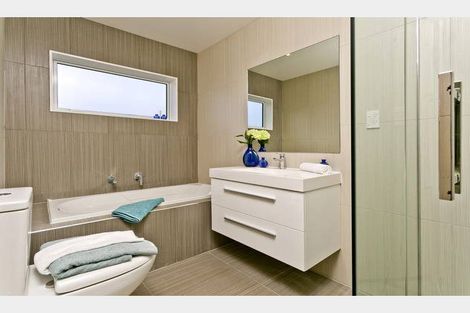 Photo of property in 8a Rosalind Road, Glenfield, Auckland, 0629