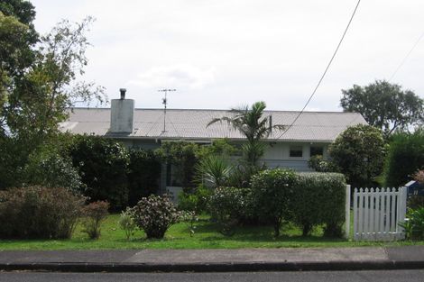 Photo of property in 11 Highland Avenue, Titirangi, Auckland, 0604
