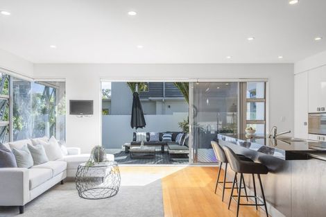 Photo of property in 10a Waterloo Road, Milford, Auckland, 0620