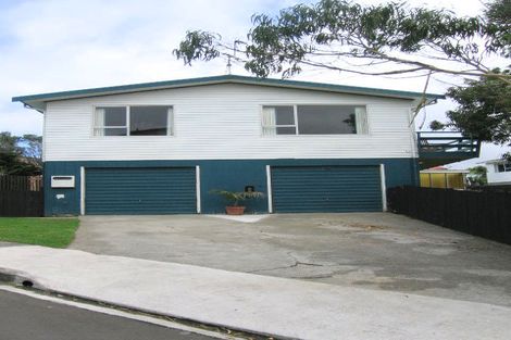 Photo of property in 16 Bloomsbury Grove, Newlands, Wellington, 6037