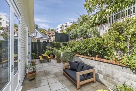 Photo of property in 19 Lower North Terrace, Kelburn, Wellington, 6012