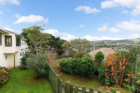 Photo of property in 33 Hampton Hill Road, Tawa, Wellington, 5028