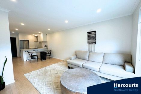 Photo of property in 8 Wharara Lane, Massey, Auckland, 0614