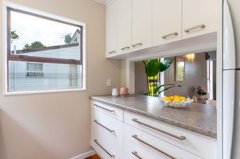 Photo of property in 6a Stella Grove, Newlands, Wellington, 6037