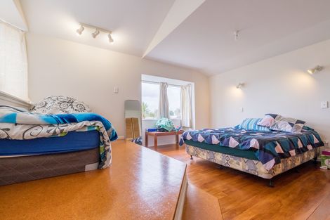 Photo of property in 26 Yeovil Road, Te Atatu Peninsula, Auckland, 0610