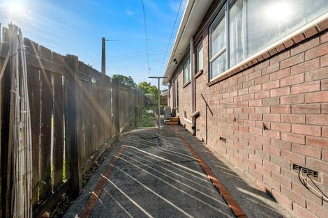 Photo of property in 1/2 Roberts Road, Glenfield, Auckland, 0629