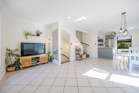 Photo of property in 7 Barnea Circle, Glen Eden, Auckland, 0602