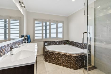 Photo of property in 5 Links Drive, Waiwhakaiho, New Plymouth, 4312