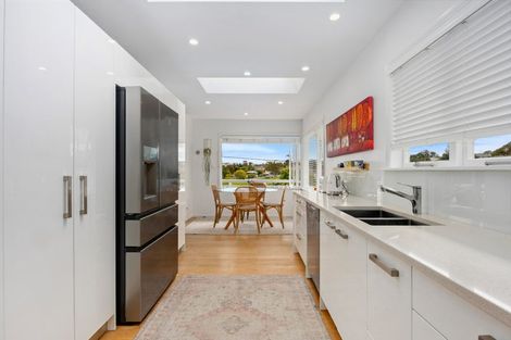 Photo of property in 70 Selwyn Crescent, Forrest Hill, Auckland, 0620