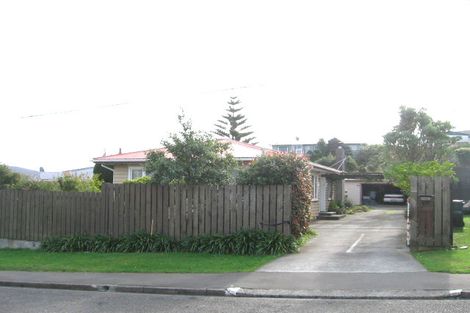Photo of property in 10 Alder Place, Newlands, Wellington, 6037