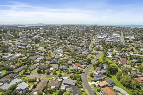 Photo of property in 2 Towra Place, Botany Downs, Auckland, 2010