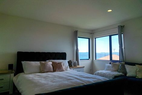 Photo of property in 75a Dress Circle, Newlands, Wellington, 6037