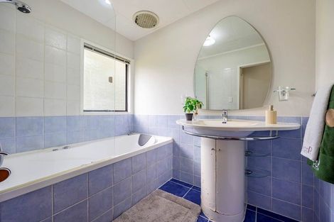 Photo of property in 13 Santiago Crescent, Unsworth Heights, Auckland, 0632