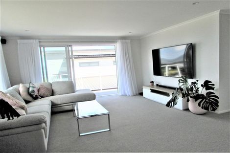 Photo of property in 10 Cromwell Point, Newlands, Wellington, 6037