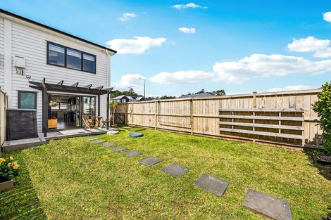 Photo of property in 2 Lumbarda Drive, Kumeu, 0810