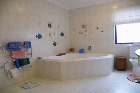 Photo of property in 6 Cricklade Terrace, Windsor Park, Auckland, 0632