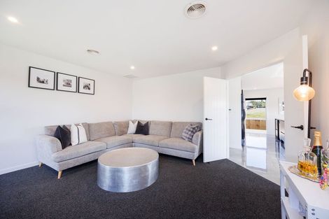 Photo of property in 37 Vaucluse Heights, Fitzherbert, Palmerston North, 4410