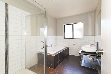 Photo of property in 13 Keating Rise, Northcross, Auckland, 0632