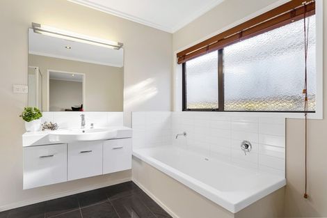 Photo of property in 43 Percy Kinsman Crescent, Riverstone Terraces, Upper Hutt, 5018